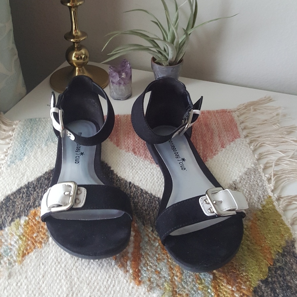 Sandals - Picture 1 of 6